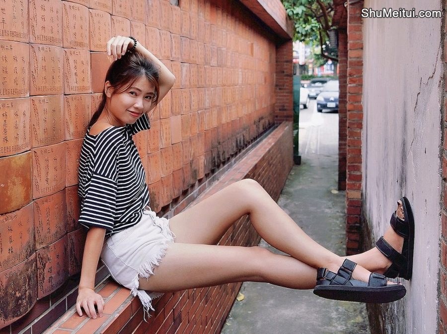 CC姐身穿牛仔热裤展示自己华丽的长腿[第1张/共40张]