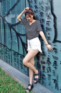 CC姐身穿牛仔热裤展示自己华丽的长腿