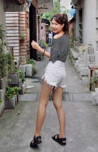 CC姐身穿牛仔热裤展示自己华丽的长腿