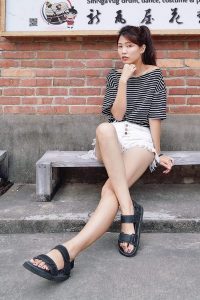 CC姐身穿牛仔热裤展示自己华丽的长腿