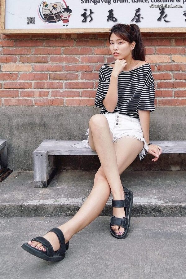 CC姐身穿牛仔热裤展示自己华丽的长腿[第18张/共40张]