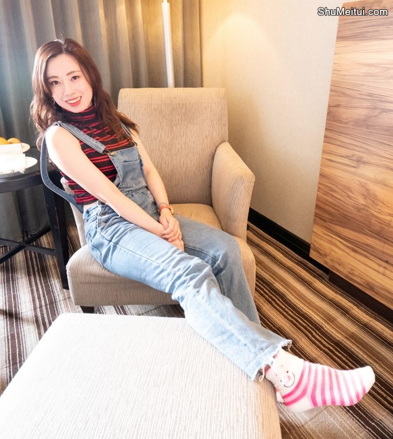 堂堂身穿吊带牛仔裤脱鞋露出可爱的棉袜脚[第1张/共8张]