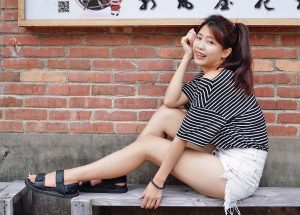 CC姐身穿牛仔热裤展示自己华丽的长腿