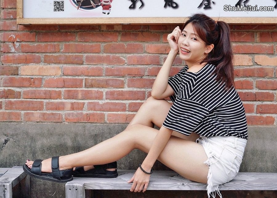 CC姐身穿牛仔热裤展示自己华丽的长腿[第20张/共40张]