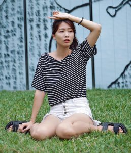 CC姐身穿牛仔热裤展示自己华丽的长腿