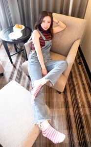 堂堂身穿吊带牛仔裤脱鞋露出可爱的棉袜脚