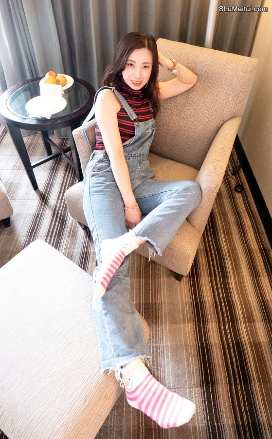 堂堂身穿吊带牛仔裤脱鞋露出可爱的棉袜脚[第2张/共8张]