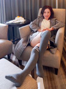 穿可爱棉筒袜的堂堂玩累了回酒店脱鞋晾脚