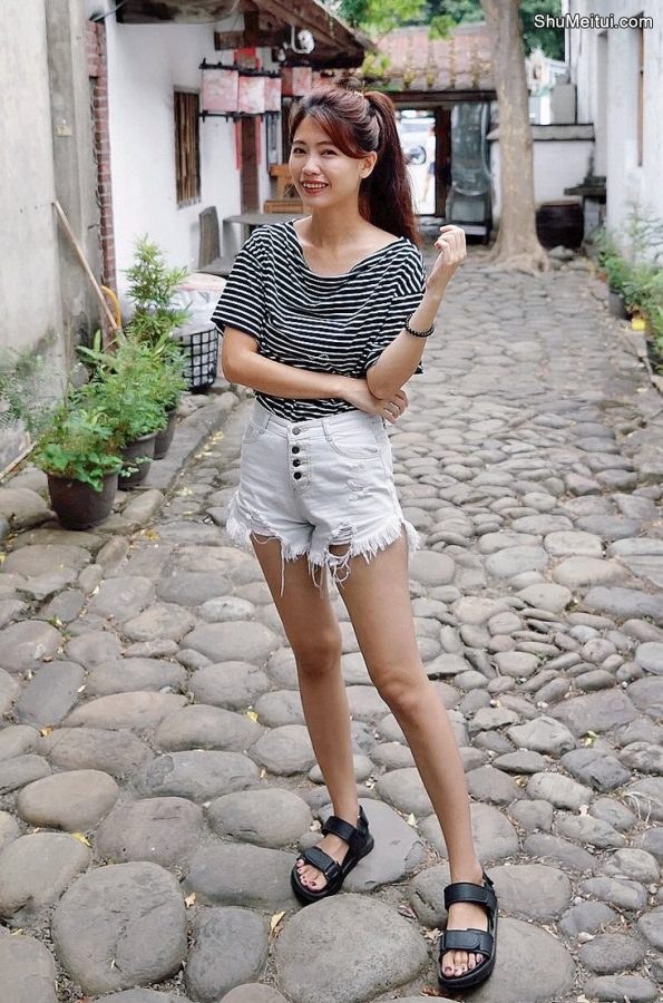 CC姐身穿牛仔热裤展示自己华丽的长腿[第37张/共40张]