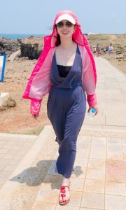 堂堂白皙的玉足穿了好看的红色凉鞋