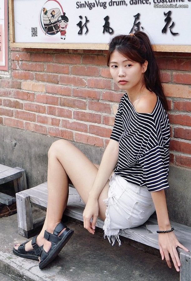 CC姐身穿牛仔热裤展示自己华丽的长腿[第22张/共40张]