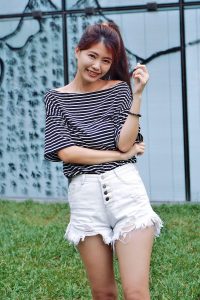 CC姐身穿牛仔热裤展示自己华丽的长腿