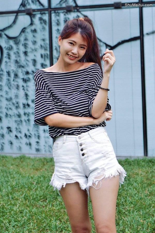 CC姐身穿牛仔热裤展示自己华丽的长腿[第9张/共40张]