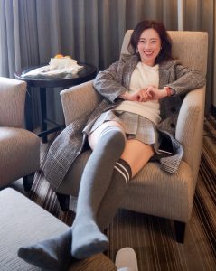 穿可爱棉筒袜的堂堂玩累了回酒店脱鞋晾脚