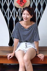 CC姐身穿牛仔热裤展示自己华丽的长腿