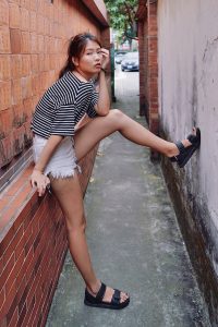 CC姐身穿牛仔热裤展示自己华丽的长腿