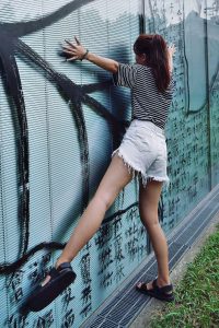 CC姐身穿牛仔热裤展示自己华丽的长腿