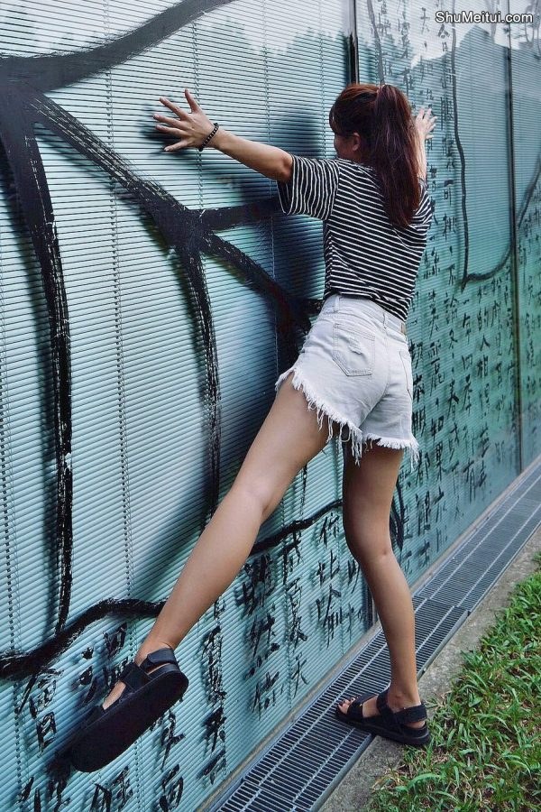 CC姐身穿牛仔热裤展示自己华丽的长腿[第13张/共40张]