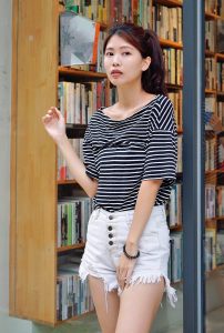 CC姐身穿牛仔热裤展示自己华丽的长腿