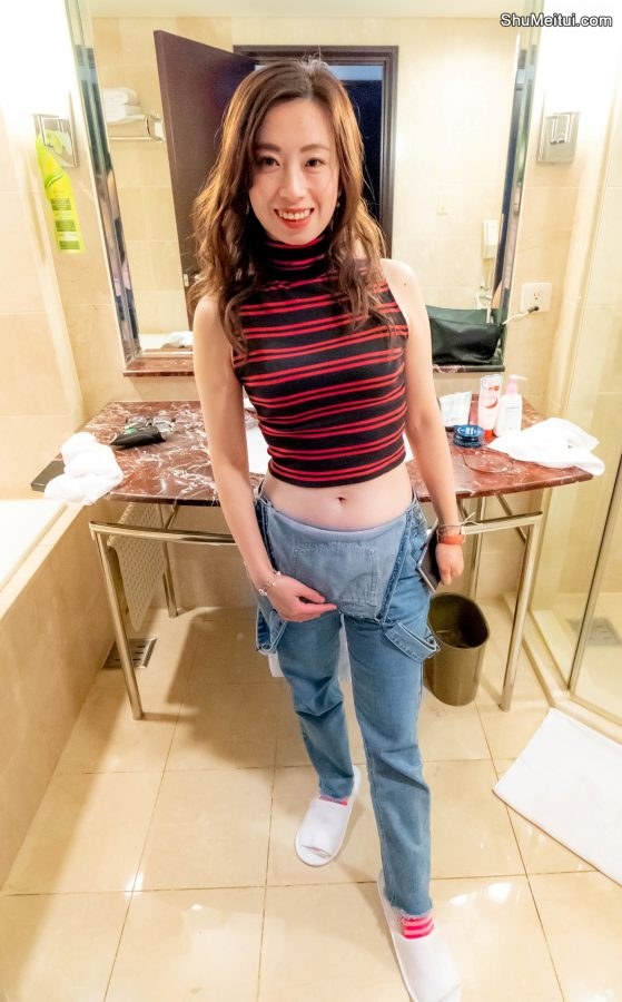 堂堂身穿吊带牛仔裤脱鞋露出可爱的棉袜脚[第5张/共8张]