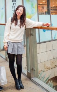 堂堂外出购物穿了较厚的打底黑丝裤袜