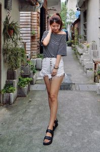 CC姐身穿牛仔热裤展示自己华丽的长腿