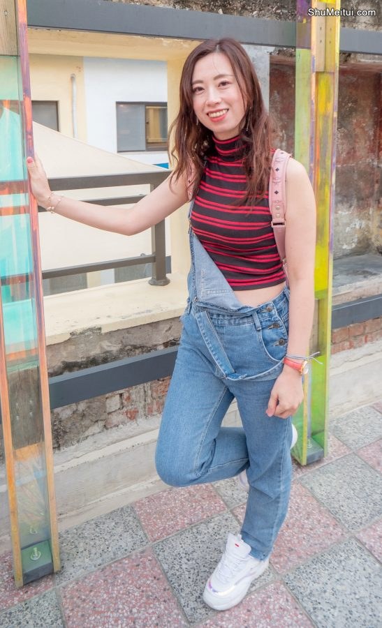 堂堂身穿吊带牛仔裤脱鞋露出可爱的棉袜脚[第8张/共8张]