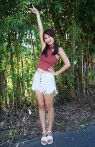 CC姐到农场拍照大腿的曲线太迷人