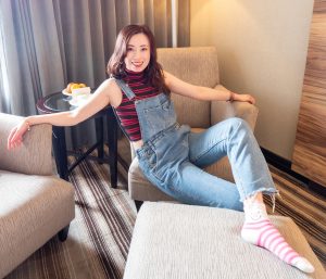 堂堂身穿吊带牛仔裤脱鞋露出可爱的棉袜脚