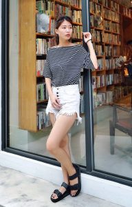 CC姐身穿牛仔热裤展示自己华丽的长腿