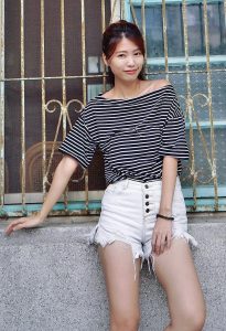 CC姐身穿牛仔热裤展示自己华丽的长腿