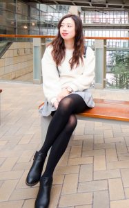 堂堂外出购物穿了较厚的打底黑丝裤袜