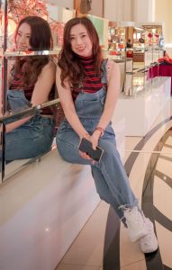 堂堂身穿吊带牛仔裤脱鞋露出可爱的棉袜脚