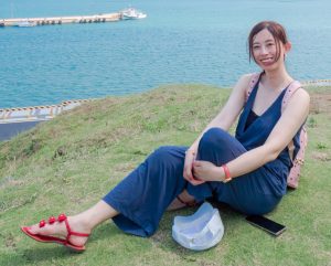 堂堂白皙的玉足穿了好看的红色凉鞋