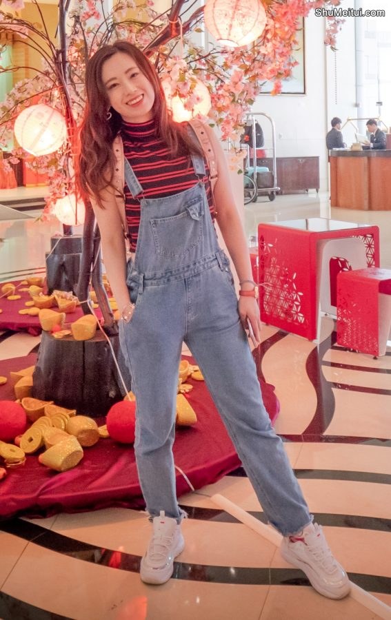 堂堂身穿吊带牛仔裤脱鞋露出可爱的棉袜脚[第7张/共8张]