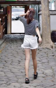 CC姐身穿牛仔热裤展示自己华丽的长腿