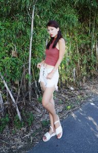 CC姐到农场拍照大腿的曲线太迷人