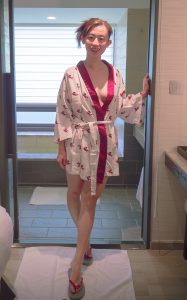 堂堂在酒店穿低胸睡衣留影美好身材