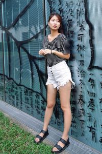 CC姐身穿牛仔热裤展示自己华丽的长腿