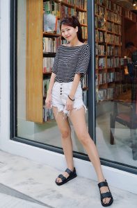 CC姐身穿牛仔热裤展示自己华丽的长腿