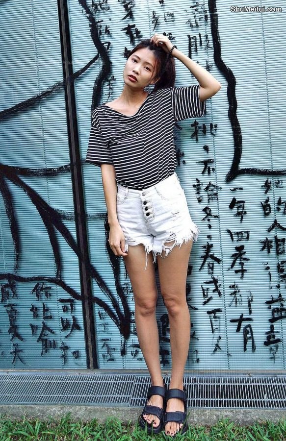 CC姐身穿牛仔热裤展示自己华丽的长腿[第16张/共40张]