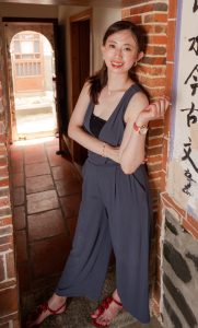 堂堂白皙的玉足穿了好看的红色凉鞋