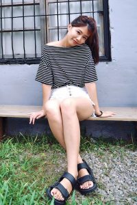 CC姐身穿牛仔热裤展示自己华丽的长腿