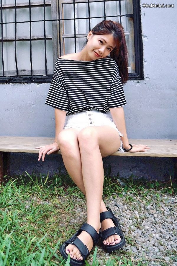 CC姐身穿牛仔热裤展示自己华丽的长腿[第7张/共40张]