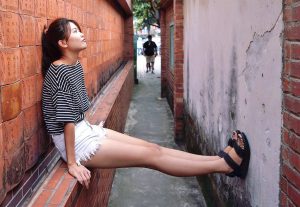 CC姐身穿牛仔热裤展示自己华丽的长腿