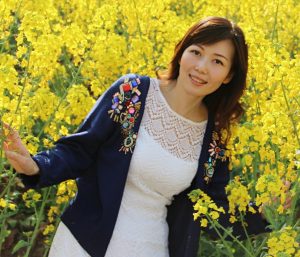 漂亮的知风姐穿白裙肉丝在花海拍照片