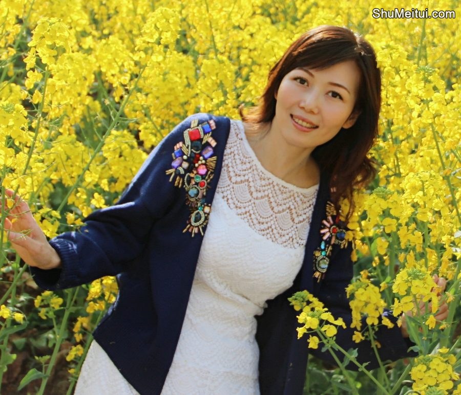 漂亮的知风姐穿白裙肉丝在花海拍照片[第6张/共9张]