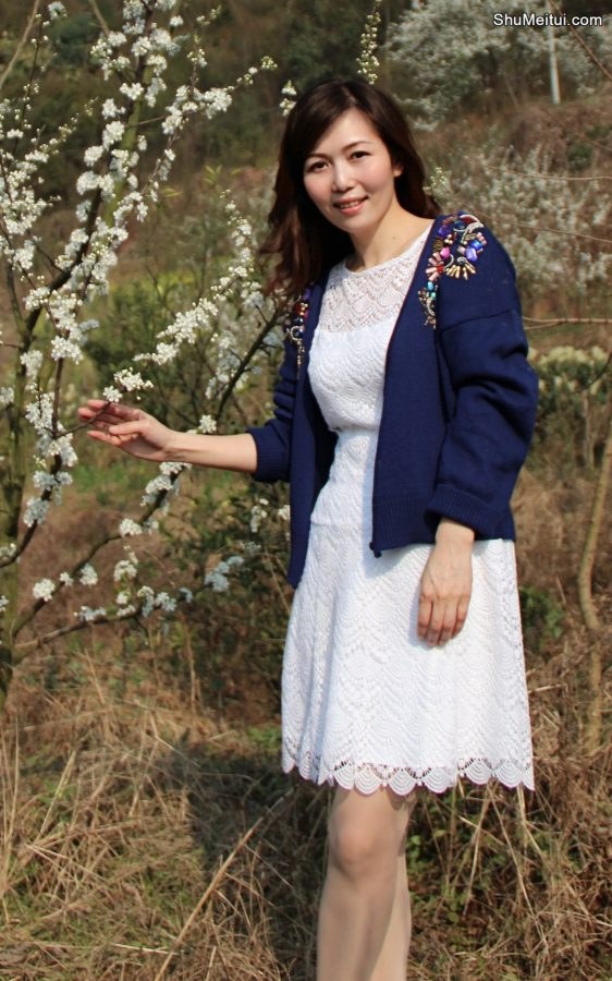 漂亮的知风姐穿白裙肉丝在花海拍照片[第9张/共9张]