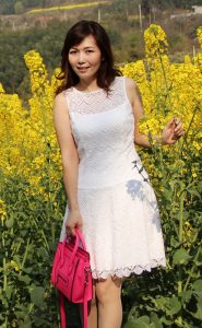 漂亮的知风姐穿白裙肉丝在花海拍照片