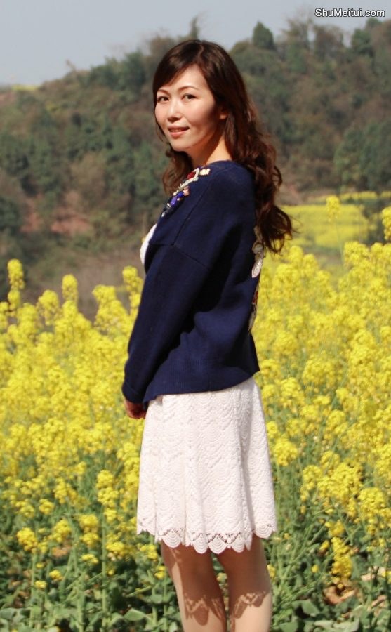 漂亮的知风姐穿白裙肉丝在花海拍照片[第7张/共9张]